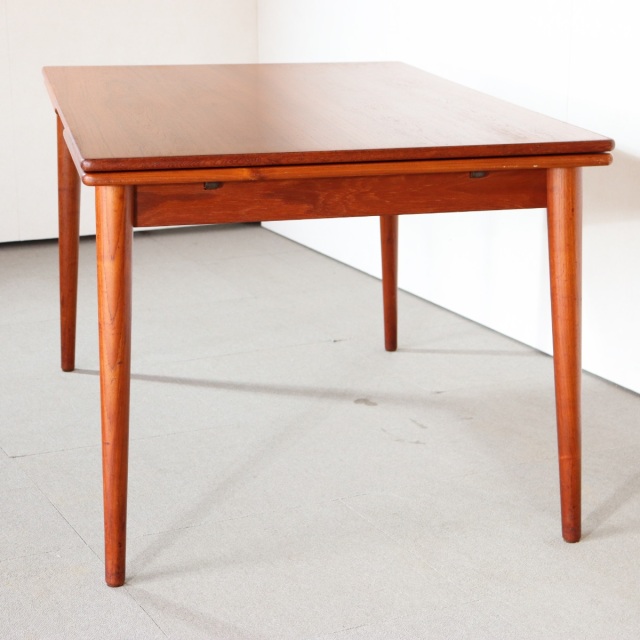 デンマーク製のダイニングテーブル。チーク材の自然な表情が魅力の北欧ヴィンテージ。静かな佇まい。