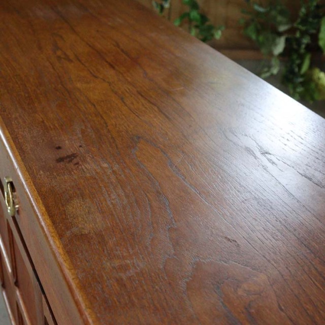 木製の茶色の脚があるサイドボード、前面は格子のデザイン、上部には引き出し３つ、23106