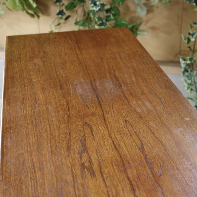 木製の茶色の脚があるサイドボード、前面は格子のデザイン、上部には引き出し３つ、23106