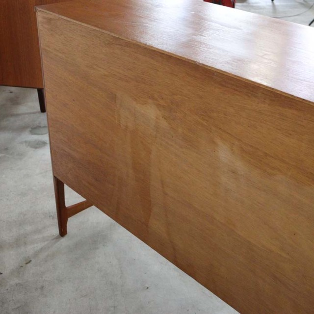 木製の茶色の脚があるサイドボード、前面は格子のデザイン、上部には引き出し３つ、23106