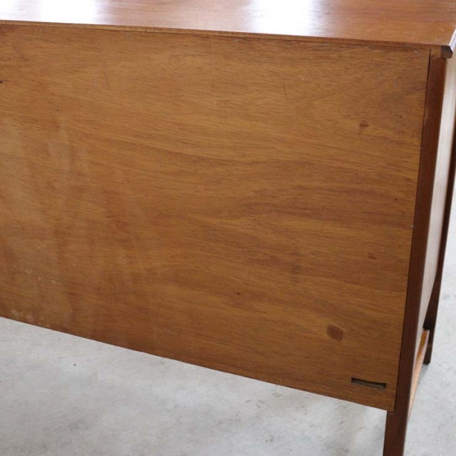 木製の茶色の脚があるサイドボード、前面は格子のデザイン、上部には引き出し３つ、23106