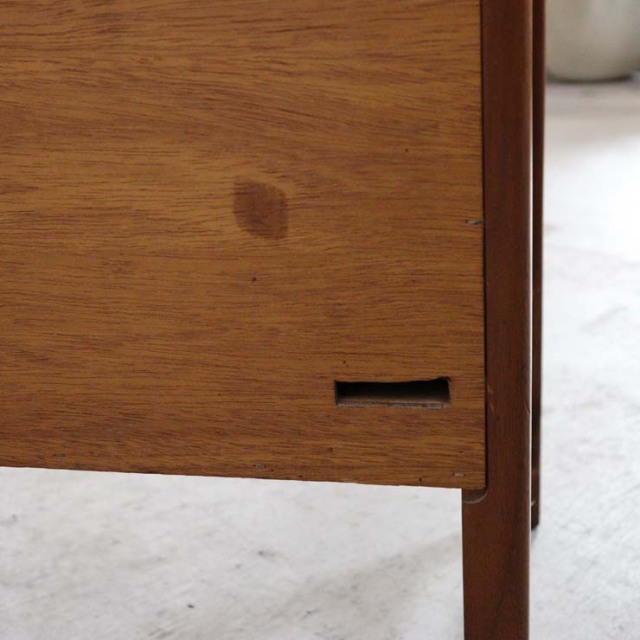 木製の茶色の脚があるサイドボード、前面は格子のデザイン、上部には引き出し３つ、23106