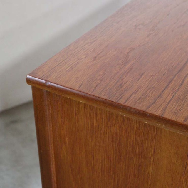 木製の茶色の脚があるサイドボード、前面は格子のデザイン、上部には引き出し３つ、23106