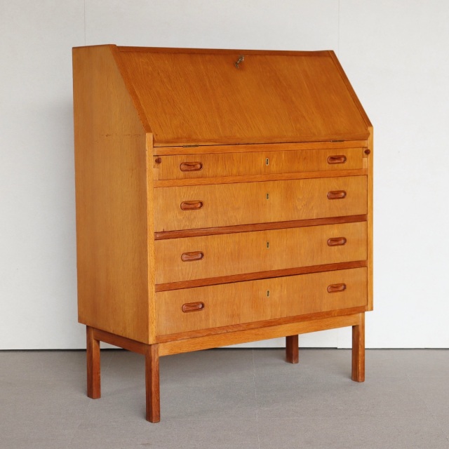 デンマーク製のビューロー。時間を重ねて深みを増したチーク材。北欧ヴィンテージらしい静かな美しさ。