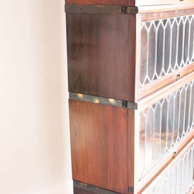 100年前、どんな知識が詰め込まれていたのか。本棚の名作