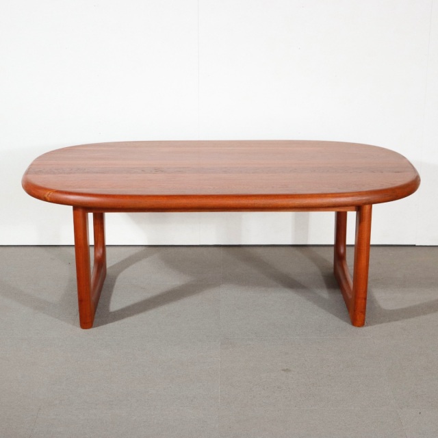 デンマーク製のコーヒーテーブル。柔らかな木肌が魅力のチーク材北欧ヴィンテージ。日常に穏やかな艶を添える。