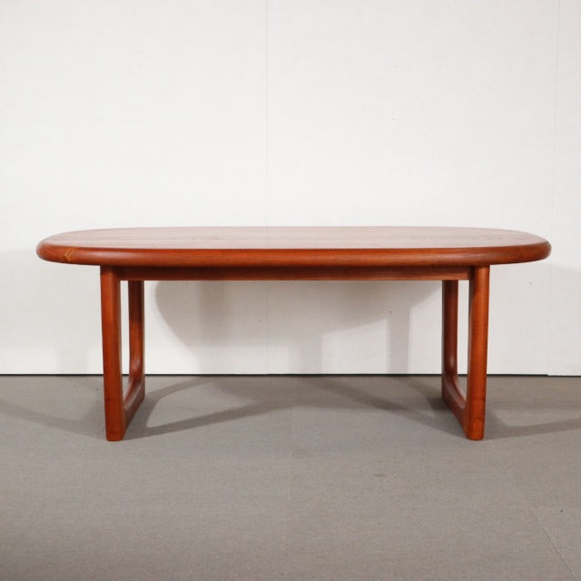 デンマーク製のコーヒーテーブル。柔らかな木肌が魅力のチーク材北欧ヴィンテージ。日常に穏やかな艶を添える。