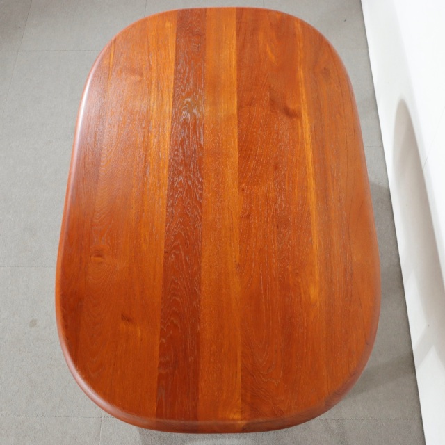 デンマーク製のコーヒーテーブル。柔らかな木肌が魅力のチーク材北欧ヴィンテージ。日常に穏やかな艶を添える。