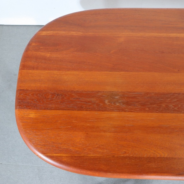 デンマーク製のコーヒーテーブル。柔らかな木肌が魅力のチーク材北欧ヴィンテージ。日常に穏やかな艶を添える。