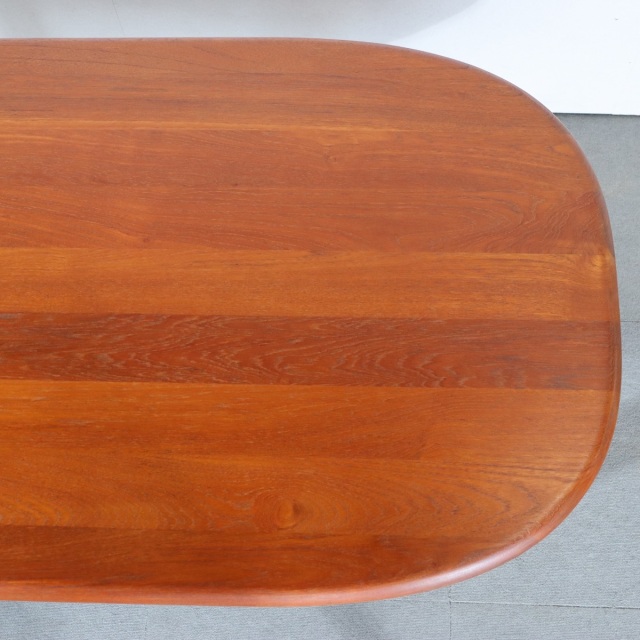 デンマーク製のコーヒーテーブル。柔らかな木肌が魅力のチーク材北欧ヴィンテージ。日常に穏やかな艶を添える。