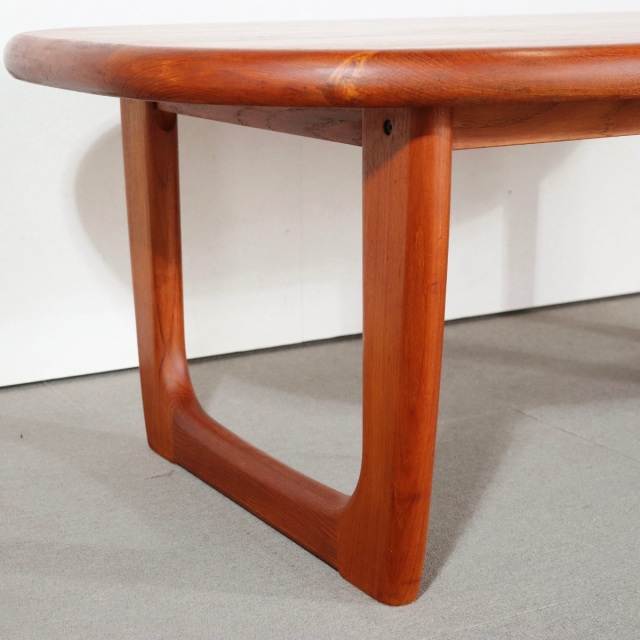 デンマーク製のコーヒーテーブル。柔らかな木肌が魅力のチーク材北欧ヴィンテージ。日常に穏やかな艶を添える。