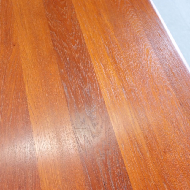 デンマーク製のコーヒーテーブル。柔らかな木肌が魅力のチーク材北欧ヴィンテージ。日常に穏やかな艶を添える。