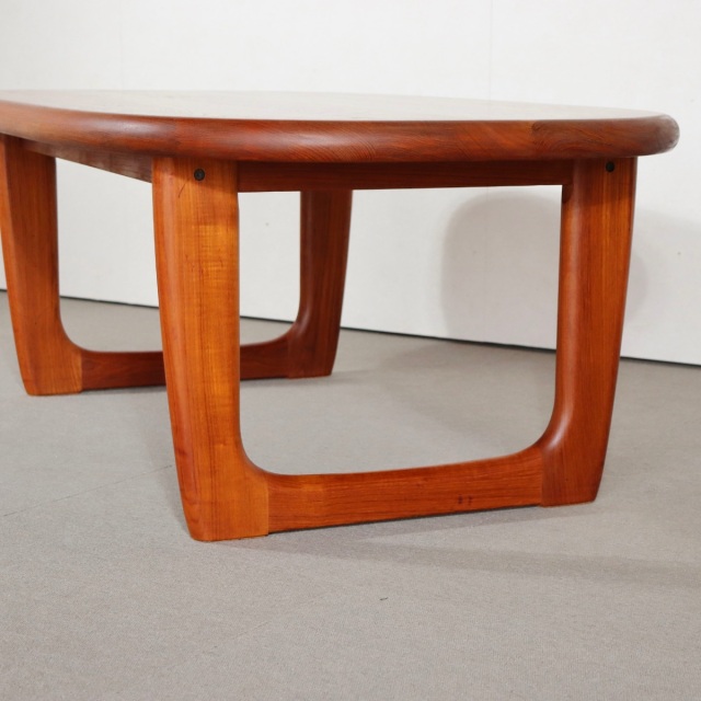 デンマーク製のコーヒーテーブル。柔らかな木肌が魅力のチーク材北欧ヴィンテージ。日常に穏やかな艶を添える。