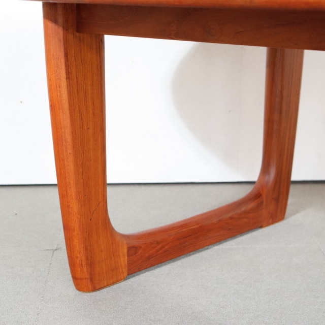 デンマーク製のコーヒーテーブル。柔らかな木肌が魅力のチーク材北欧ヴィンテージ。日常に穏やかな艶を添える。