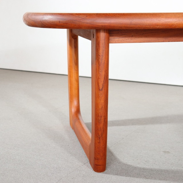 デンマーク製のコーヒーテーブル。柔らかな木肌が魅力のチーク材北欧ヴィンテージ。日常に穏やかな艶を添える。