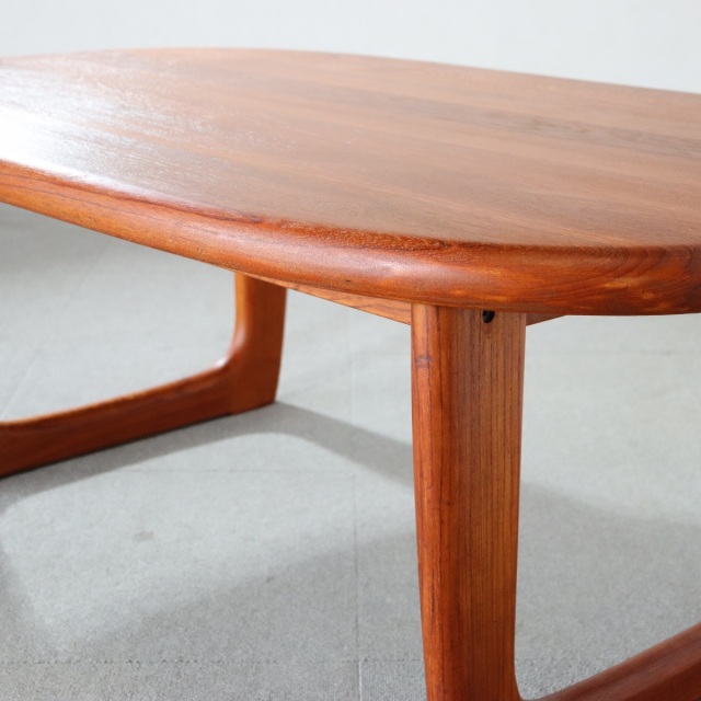 デンマーク製のコーヒーテーブル。柔らかな木肌が魅力のチーク材北欧ヴィンテージ。日常に穏やかな艶を添える。