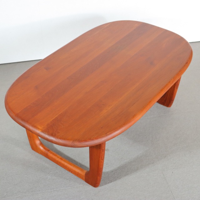 デンマーク製のコーヒーテーブル。柔らかな木肌が魅力のチーク材北欧ヴィンテージ。日常に穏やかな艶を添える。