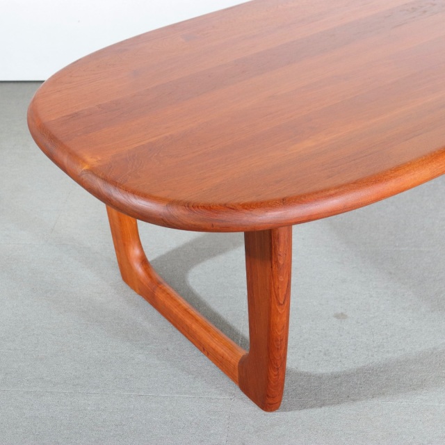 デンマーク製のコーヒーテーブル。柔らかな木肌が魅力のチーク材北欧ヴィンテージ。日常に穏やかな艶を添える。