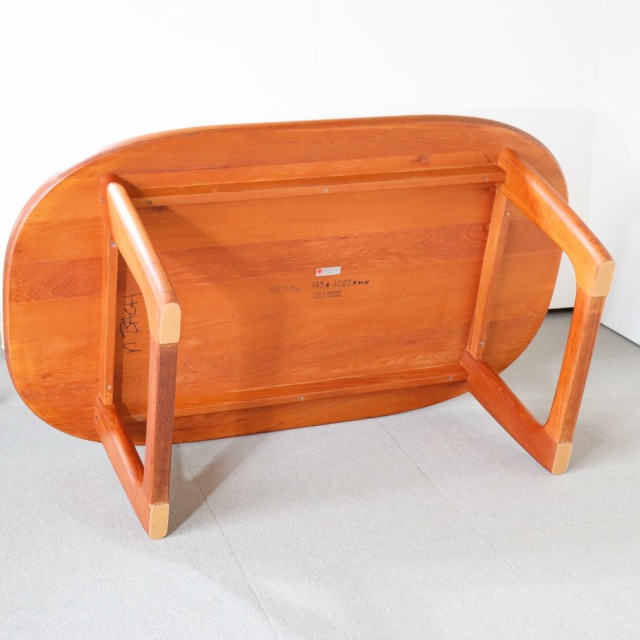 デンマーク製のコーヒーテーブル。柔らかな木肌が魅力のチーク材北欧ヴィンテージ。日常に穏やかな艶を添える。