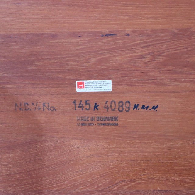 デンマーク製のコーヒーテーブル。柔らかな木肌が魅力のチーク材北欧ヴィンテージ。日常に穏やかな艶を添える。