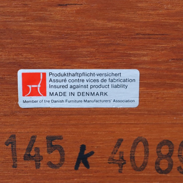 デンマーク製のコーヒーテーブル。柔らかな木肌が魅力のチーク材北欧ヴィンテージ。日常に穏やかな艶を添える。