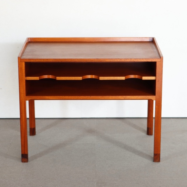 デンマーク製のサイドテーブル。 チーク材の木目が醸す表情が美しい北欧ヴィンテージ。上質な空気を纏う一点。