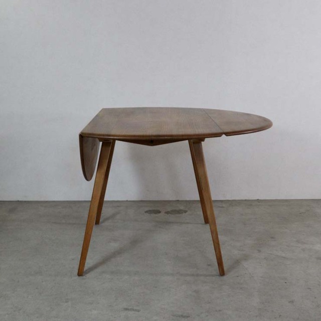 英国製アーコールのヴィンテージダイニングテーブル、両端の天板は折りたたみ可能、ナチュラルカラーの木目が美しい天板。24139