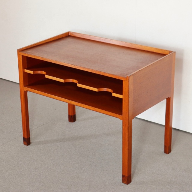 デンマーク製のサイドテーブル。 チーク材の木目が醸す表情が美しい北欧ヴィンテージ。上質な空気を纏う一点。