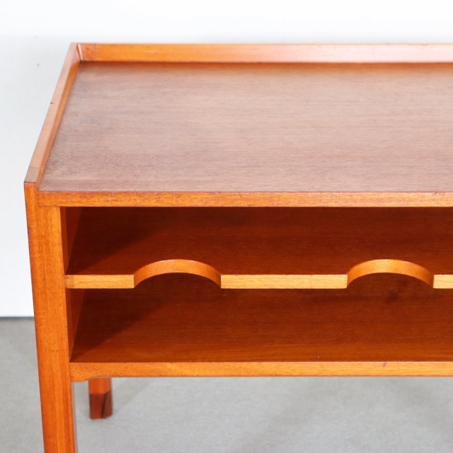 デンマーク製のサイドテーブル。 チーク材の木目が醸す表情が美しい北欧ヴィンテージ。上質な空気を纏う一点。