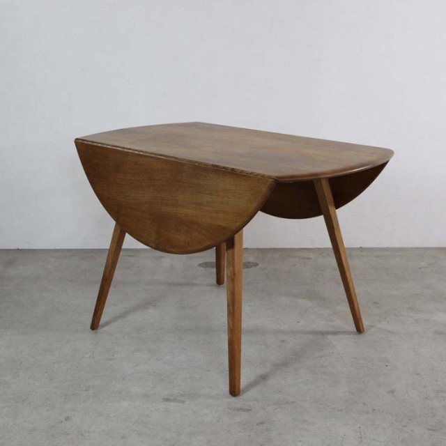 英国製アーコールのヴィンテージダイニングテーブル、両端の天板は折りたたみ可能、ナチュラルカラーの木目が美しい天板。24139