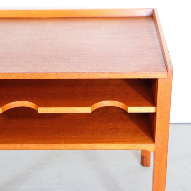 デンマーク製のサイドテーブル。 チーク材の木目が醸す表情が美しい北欧ヴィンテージ。上質な空気を纏う一点。