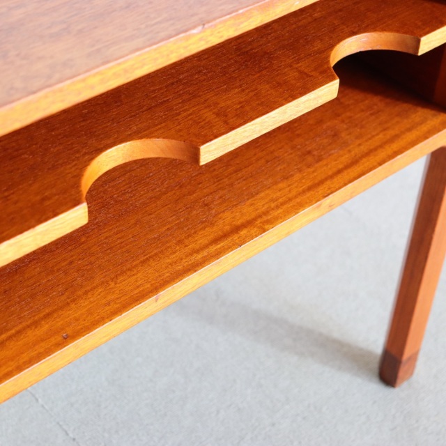 デンマーク製のサイドテーブル。 チーク材の木目が醸す表情が美しい北欧ヴィンテージ。上質な空気を纏う一点。