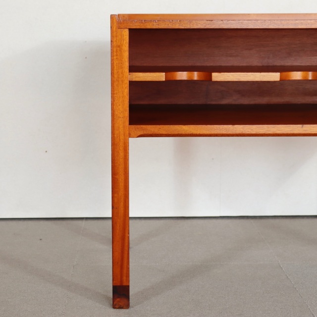 デンマーク製のサイドテーブル。 チーク材の木目が醸す表情が美しい北欧ヴィンテージ。上質な空気を纏う一点。