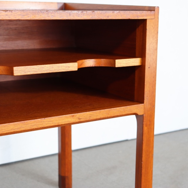 デンマーク製のサイドテーブル。 チーク材の木目が醸す表情が美しい北欧ヴィンテージ。上質な空気を纏う一点。