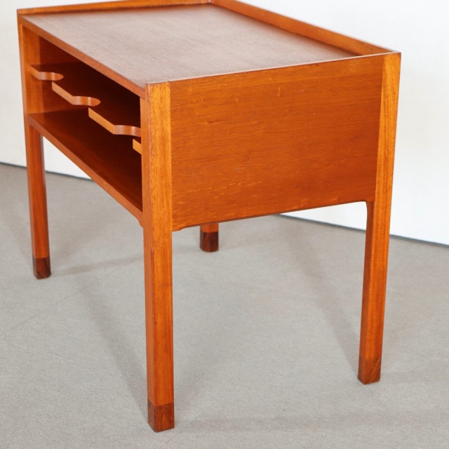 デンマーク製のサイドテーブル。 チーク材の木目が醸す表情が美しい北欧ヴィンテージ。上質な空気を纏う一点。