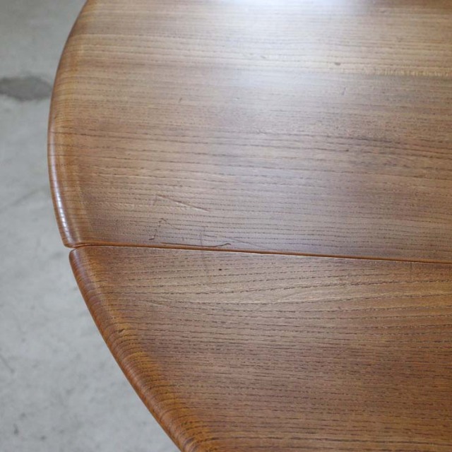 英国製アーコールのヴィンテージダイニングテーブル、両端の天板は折りたたみ可能、ナチュラルカラーの木目が美しい天板。24139