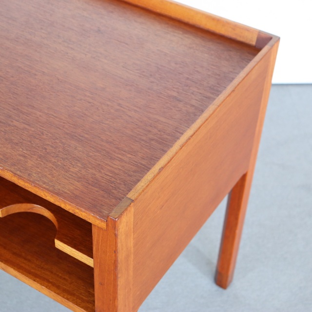 デンマーク製のサイドテーブル。 チーク材の木目が醸す表情が美しい北欧ヴィンテージ。上質な空気を纏う一点。