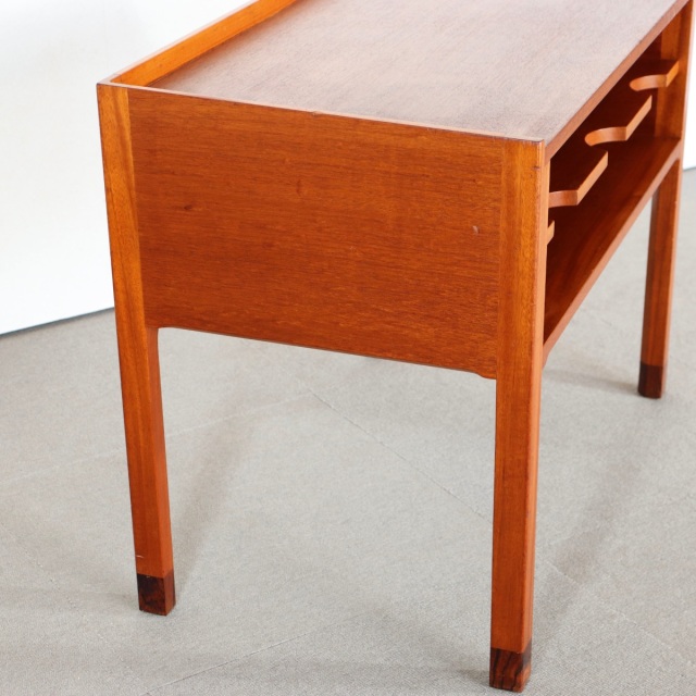 デンマーク製のサイドテーブル。 チーク材の木目が醸す表情が美しい北欧ヴィンテージ。上質な空気を纏う一点。