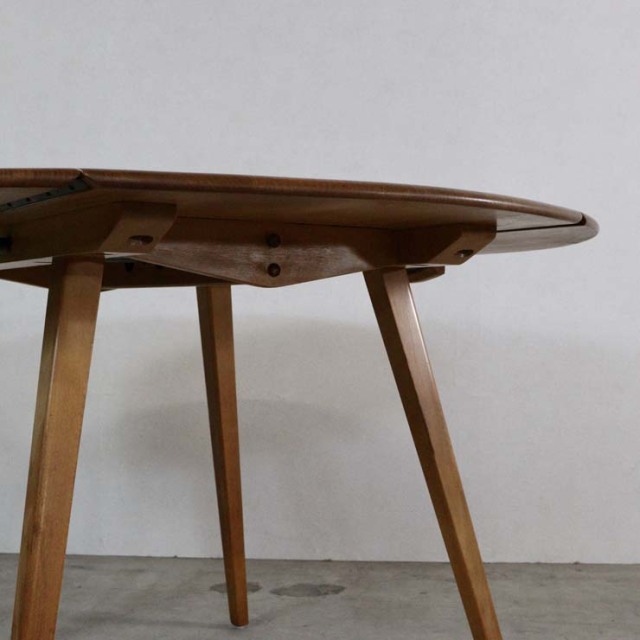 英国製アーコールのヴィンテージダイニングテーブル、両端の天板は折りたたみ可能、ナチュラルカラーの木目が美しい天板。24139