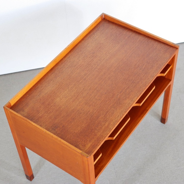 デンマーク製のサイドテーブル。 チーク材の木目が醸す表情が美しい北欧ヴィンテージ。上質な空気を纏う一点。