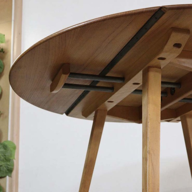 英国製アーコールのヴィンテージダイニングテーブル、両端の天板は折りたたみ可能、ナチュラルカラーの木目が美しい天板。24139