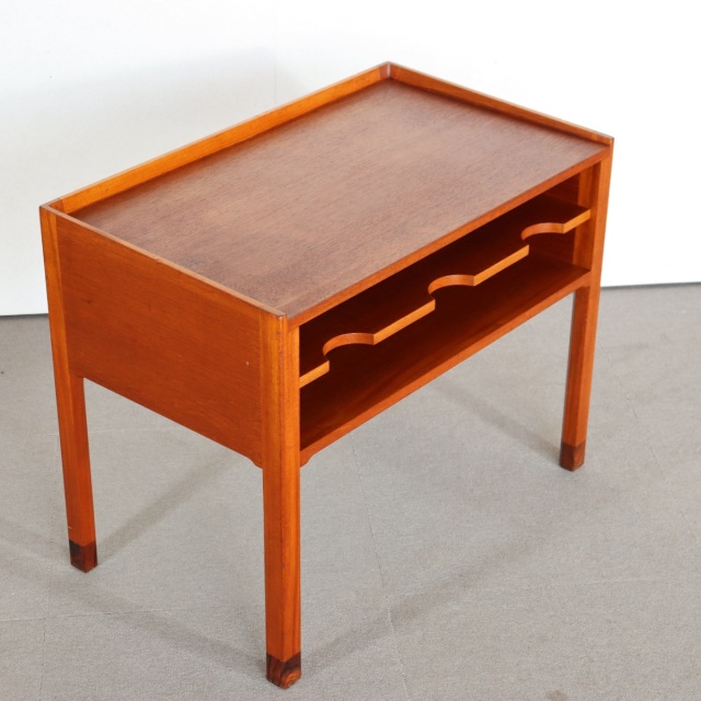 デンマーク製のサイドテーブル。 チーク材の木目が醸す表情が美しい北欧ヴィンテージ。上質な空気を纏う一点。