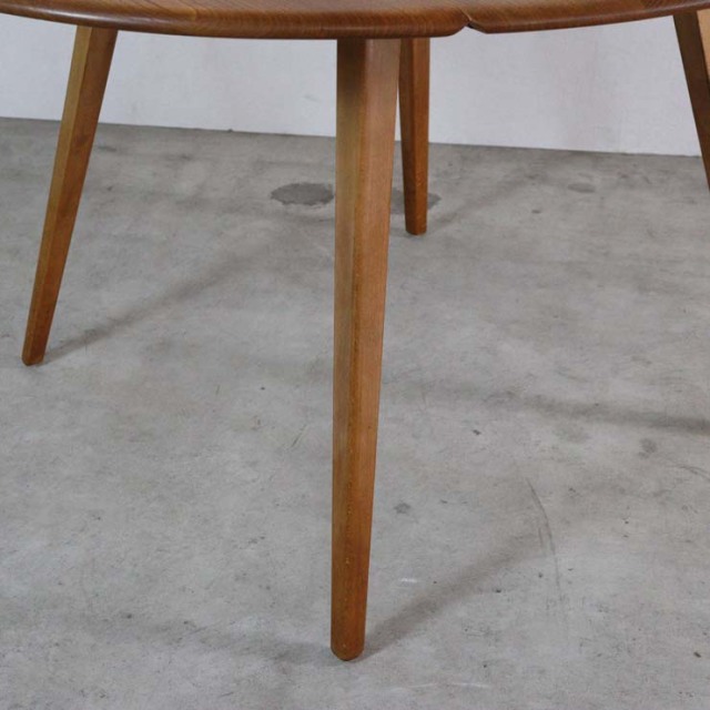 英国製アーコールのヴィンテージダイニングテーブル、両端の天板は折りたたみ可能、ナチュラルカラーの木目が美しい天板。24139