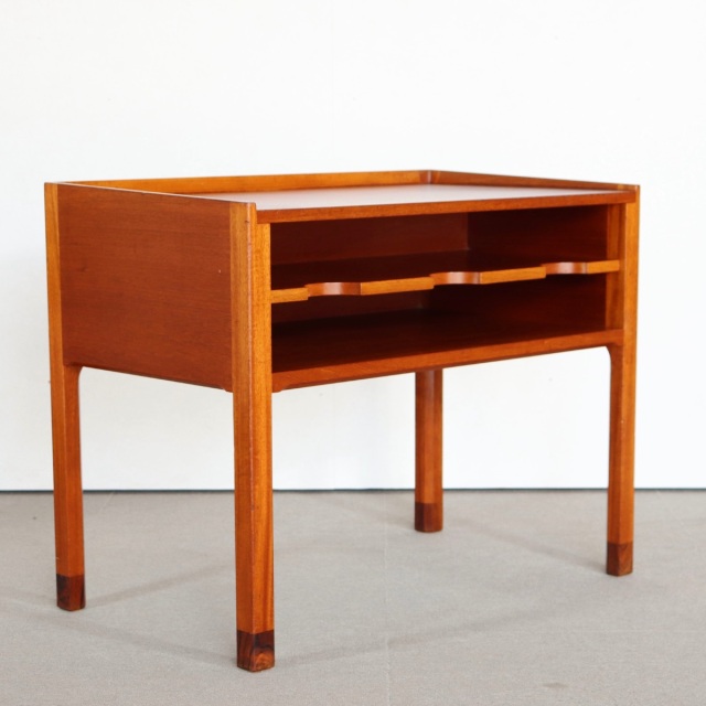 デンマーク製のサイドテーブル。 チーク材の木目が醸す表情が美しい北欧ヴィンテージ。上質な空気を纏う一点。