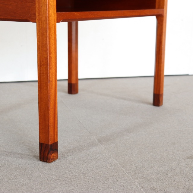 デンマーク製のサイドテーブル。 チーク材の木目が醸す表情が美しい北欧ヴィンテージ。上質な空気を纏う一点。