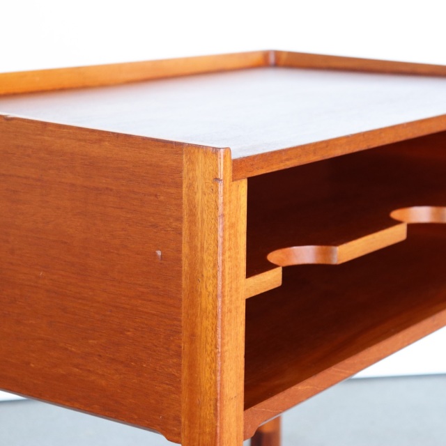 デンマーク製のサイドテーブル。 チーク材の木目が醸す表情が美しい北欧ヴィンテージ。上質な空気を纏う一点。