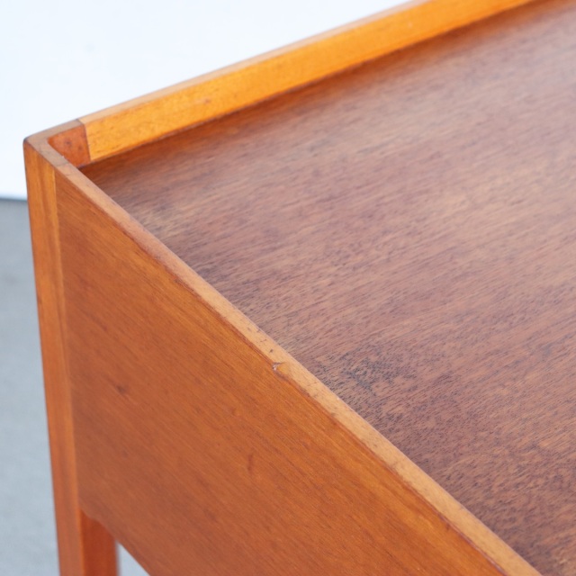 デンマーク製のサイドテーブル。 チーク材の木目が醸す表情が美しい北欧ヴィンテージ。上質な空気を纏う一点。