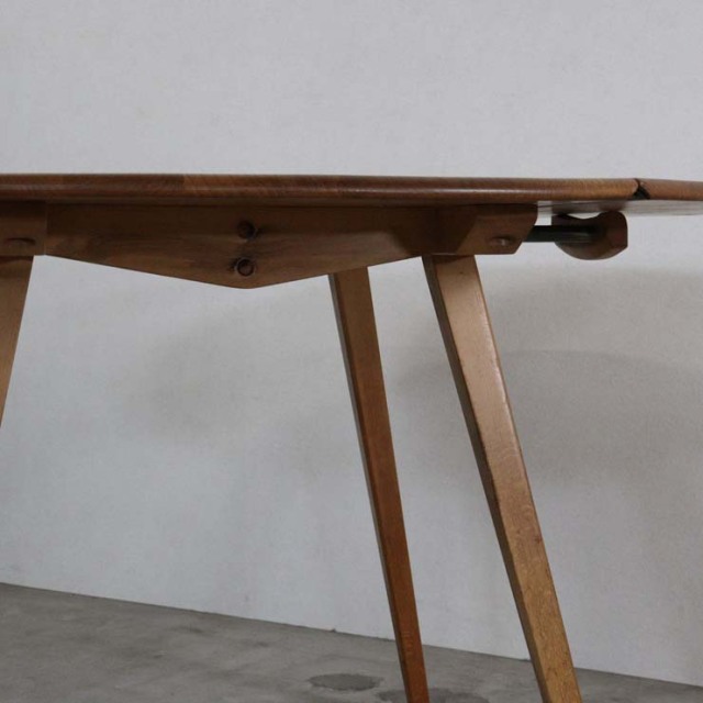 英国製アーコールのヴィンテージダイニングテーブル、両端の天板は折りたたみ可能、ナチュラルカラーの木目が美しい天板。24139