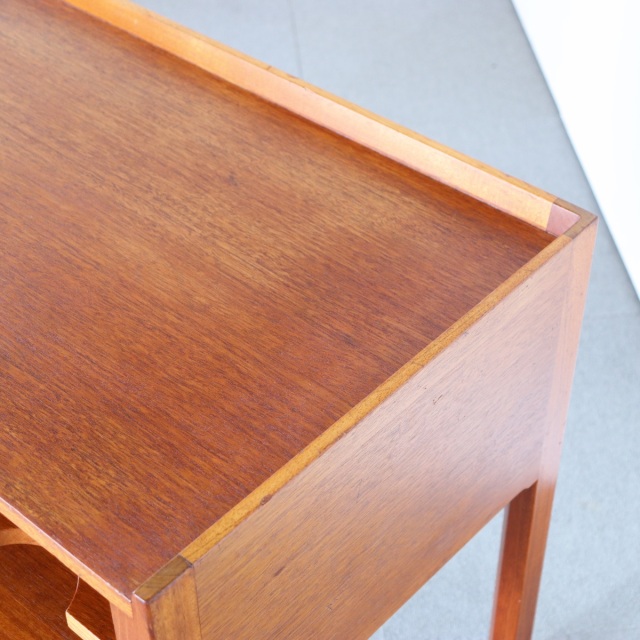 デンマーク製のサイドテーブル。 チーク材の木目が醸す表情が美しい北欧ヴィンテージ。上質な空気を纏う一点。