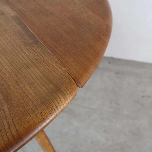 英国製アーコールのヴィンテージダイニングテーブル、両端の天板は折りたたみ可能、ナチュラルカラーの木目が美しい天板。24139